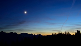 Abenddämmerung mit Mond und Schleierwolken