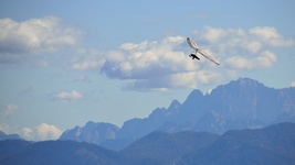 Drachenflieger vor den Karnischen Alpen