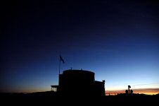 Aussichtsturm in der frühen Dämmerung