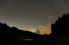 Osthimmel mit Lichtverschmutzung und Wolken